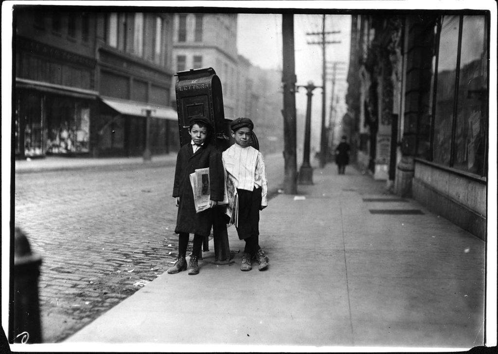 1024px-Two_7_year_old_newsies_selling_Sunday_in_Nashville,_Tennessee_(1910)